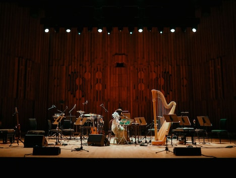 青葉市子「Luminescent Creatures World Tour」Barbican Centre公演の様子。（Photo by Ellie Slorick）