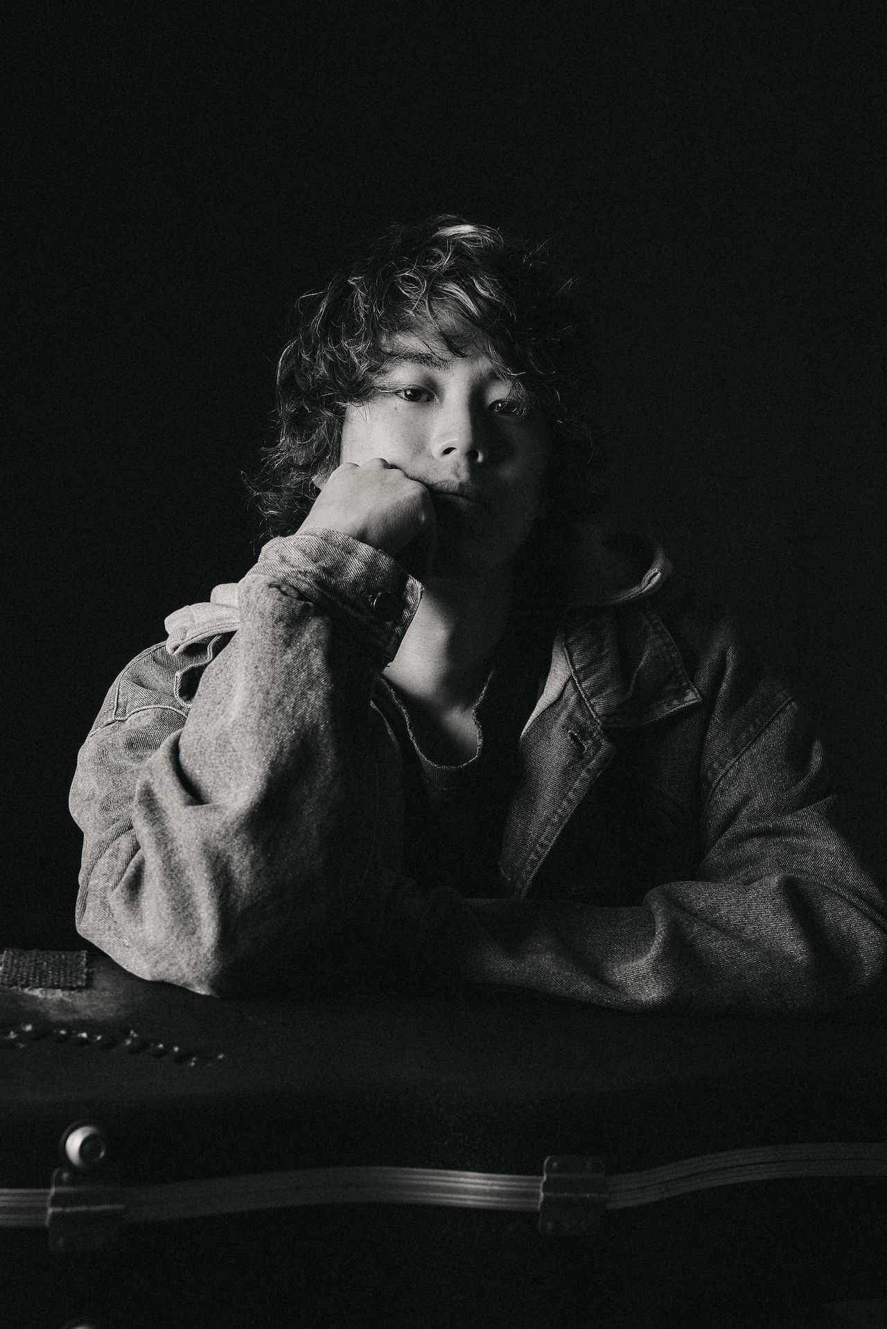 ReNが混沌の時代を生きる人々にエール、「Riot」をアコギ1本で演奏