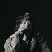ReNが混沌の時代を生きる人々にエール、「Riot」をアコギ1本で演奏