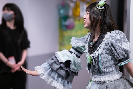 スタッフと円陣を組む小久保柚乃。