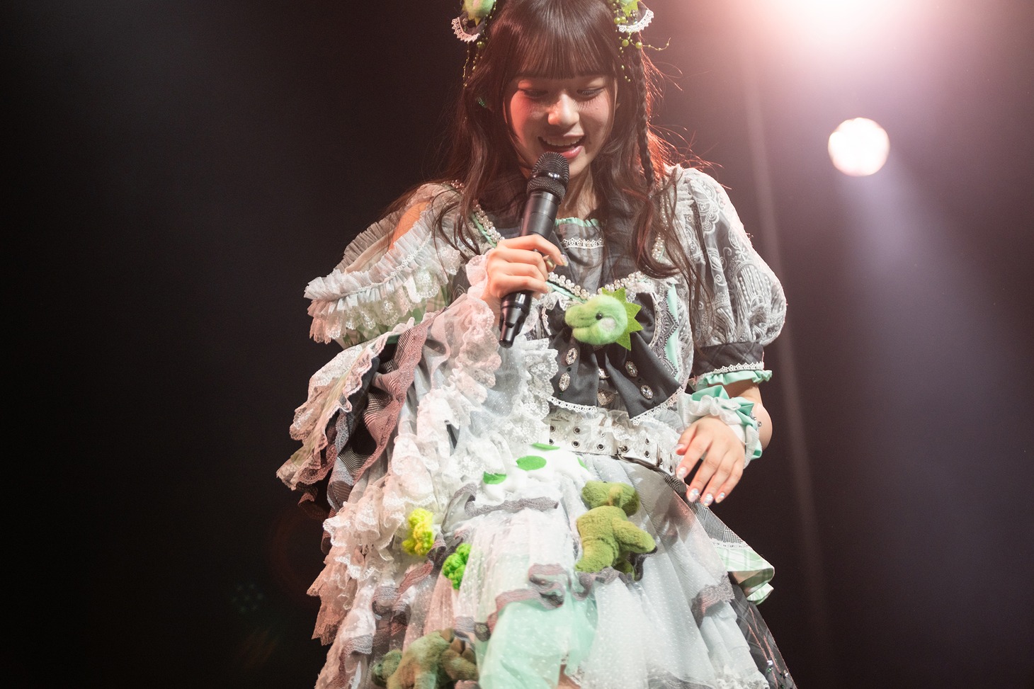 こだわりの衣装をアピールする小久保柚乃。