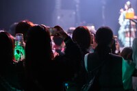 質問中は撮影OKだと急に宣言され慌ててスマートフォンを取り出すぴたんず。