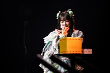 不思議な持ち方で質問メモを見る小久保柚乃。