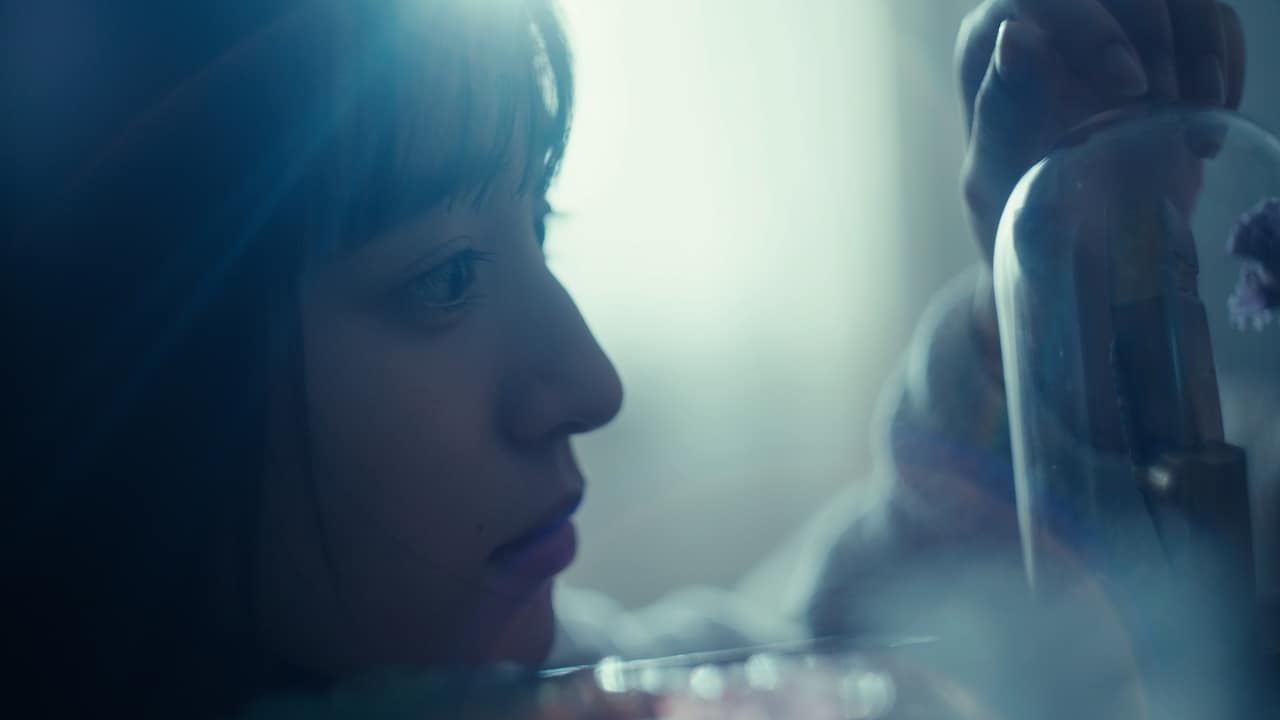 Uru「フィラメント」ミュージックビデオより。