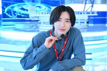 ドラマ「恋するキャスター」より道枝駿佑（なにわ男子）。ⒸTBS