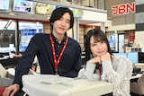 ドラマ「恋するキャスター」より道枝駿佑と佐々木舞香(=LOVE)。ⒸTBS