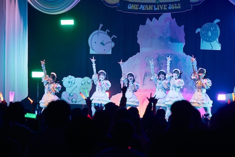「こみっきゅおん！ONE MAN LIVE 2025 『SWEETS ISLAND』」の様子。（提供：エイジアプロモーション）