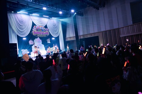 「こみっきゅおん！ONE MAN LIVE 2025 『SWEETS ISLAND』」の様子。（提供：エイジアプロモーション）