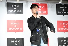 カラスと一緒に撮影したときの様子をジェスチャー入りで説明する川村壱馬（THE RAMPAGE）。