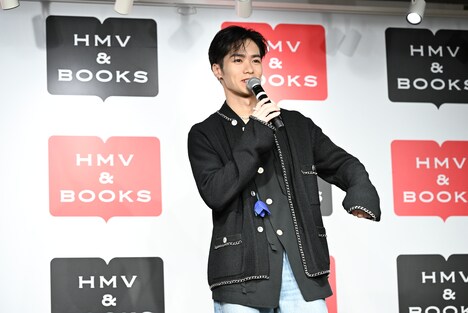 カラスと一緒に撮影したときの様子をジェスチャー入りで説明する川村壱馬(THE RAMPAGE)。