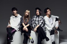 MOSHIMO。左から2番目が岩淵紗貴（Vo, G）。