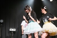 緊張する清さきな（左）の背中を叩いて気合いを注入する清真尋（右）。