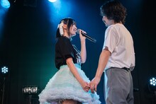 デュエット曲を歌う清さきな（左）と清竜人（右）。