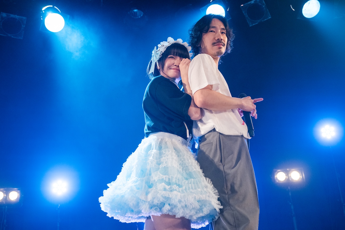 デュエット曲を披露する清凪（左）と清竜人（右）。