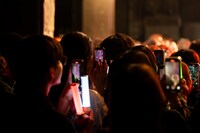 スマートフォンで清 竜人25を撮影する観客。