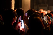 スマートフォンで清 竜人25を撮影する観客。