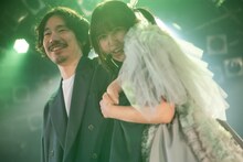 清竜人（左）と清さきな（右）。