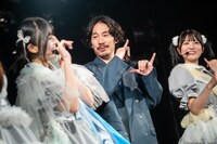 夫人たちに「チョコスプレー♡」のダンスを教わる清竜人。