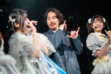 夫人たちに「チョコスプレー♡」のダンスを教わる清竜人。