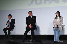 左から音尾琢真、高橋英樹、永野芽郁。