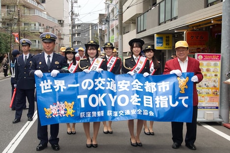荻窪交通安全パレードに参加する虹コンメンバー。