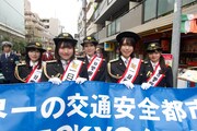 荻窪交通安全パレードに参加する虹コンメンバー。