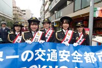 荻窪交通安全パレードに参加する虹コンメンバー。