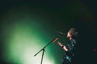 涼音（Vo, Acoustic G）（撮影：スエヨシリョウタ）