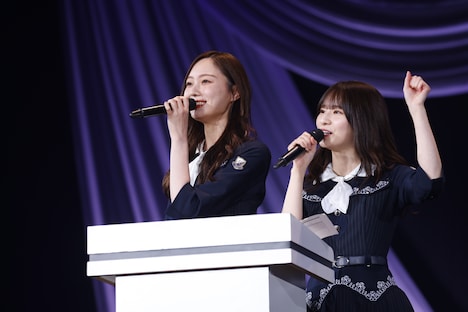 司会進行を務めたキャプテン梅澤美波と副キャプテン菅原咲月。（撮影：鈴木健太［KENTA Inc.］）