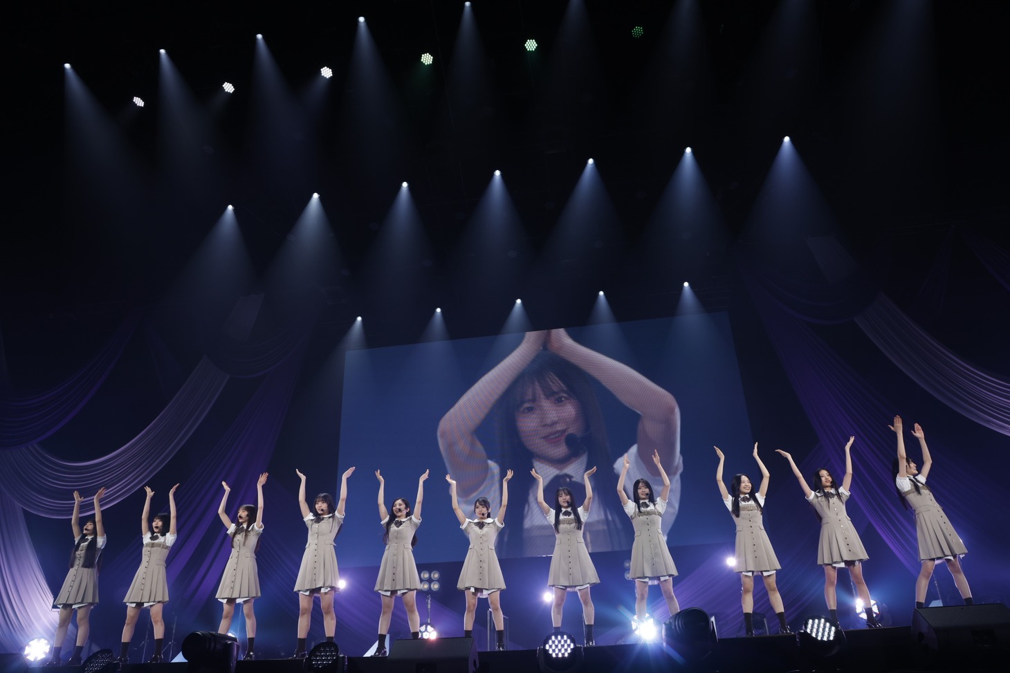 初のパフォーマンスを披露する乃木坂46の6期生。（撮影：鈴木健太［KENTA Inc.］）