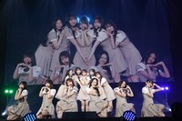 初のパフォーマンスを披露する乃木坂46の6期生。（撮影：鈴木健太［KENTA Inc.］）