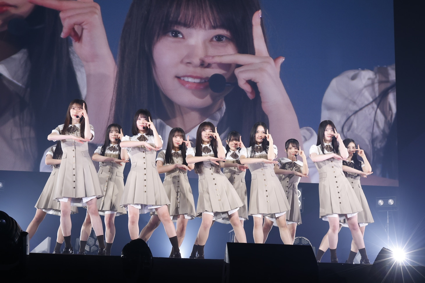 初のパフォーマンスを披露する乃木坂46の6期生。（撮影：鈴木健太［KENTA Inc.］）