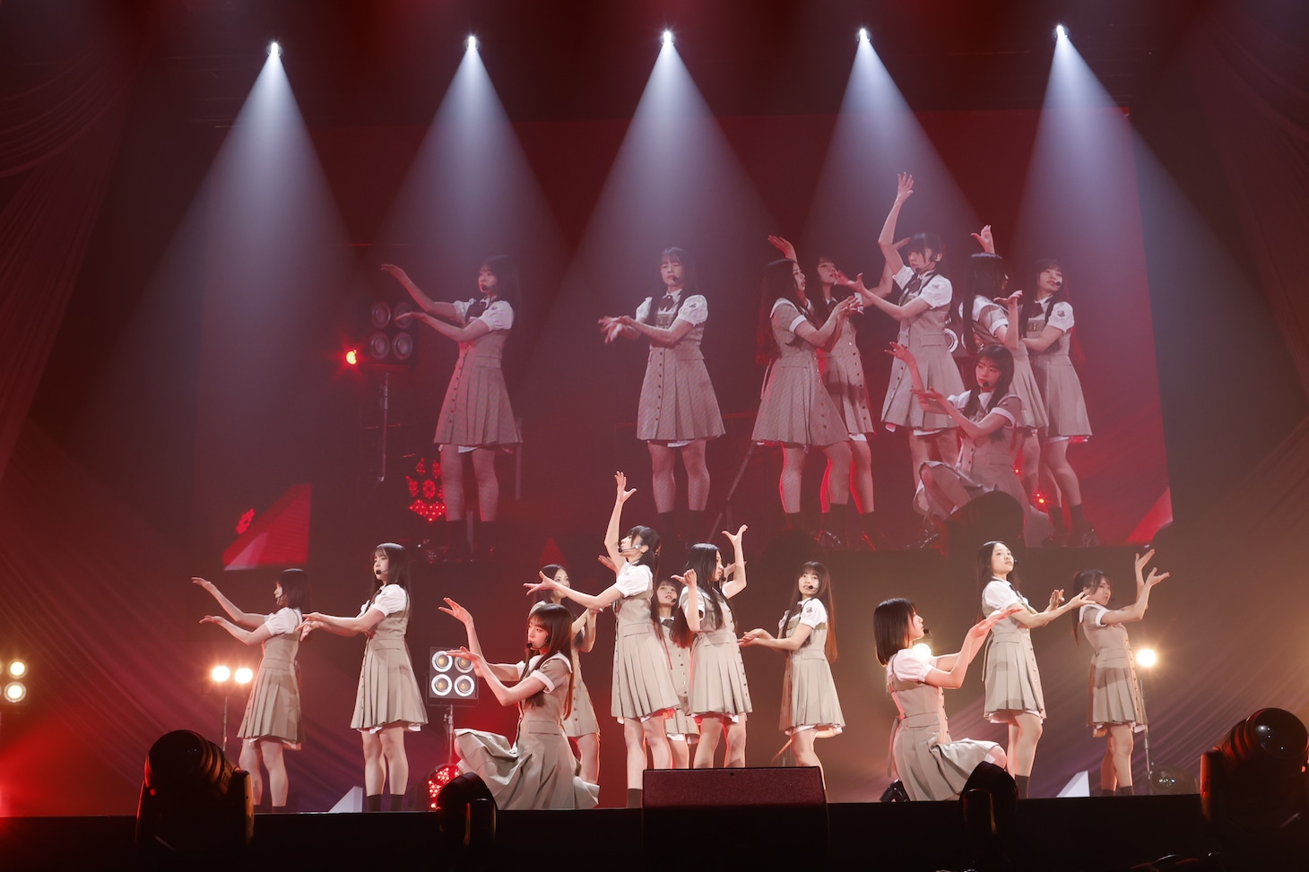 初のパフォーマンスを披露する乃木坂46の6期生。（撮影：鈴木健太［KENTA Inc.］）