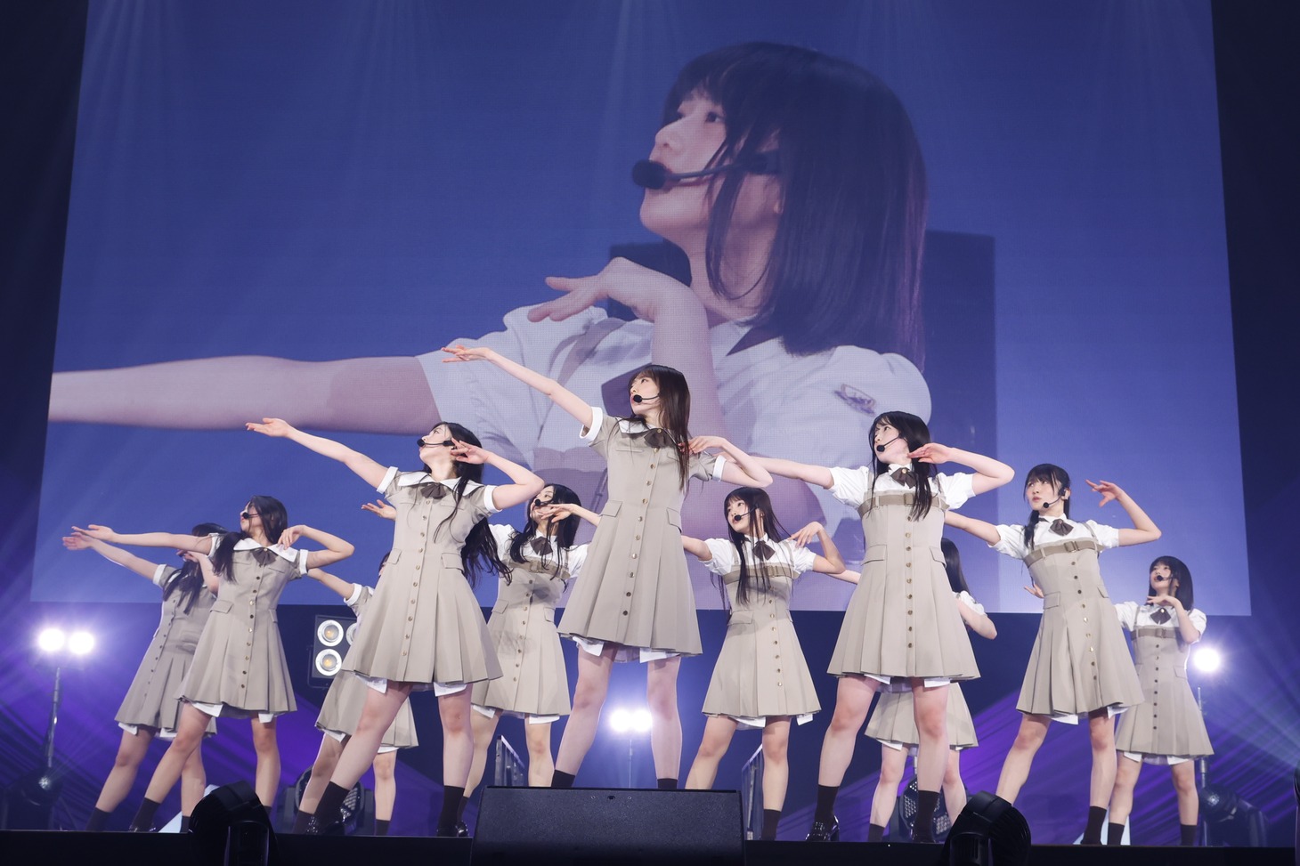 初のパフォーマンスを披露する乃木坂46の6期生。（撮影：鈴木健太［KENTA Inc.］）