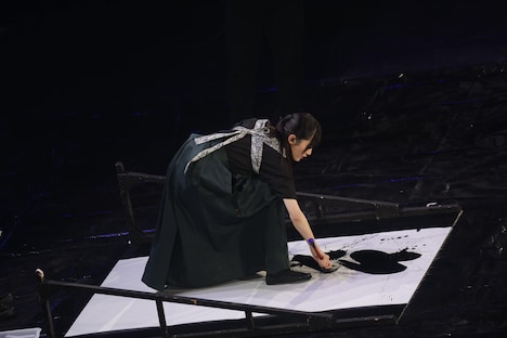 書道のパフォーマンスを披露する大越ひなの。（撮影：鈴木健太［KENTA Inc.］）