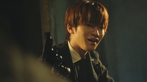 「WAVEコンタクトレンズ」CM「見えるぜ!WAVE EYES」編より。