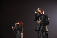 「Treasure」を披露する本田康祐と浦野秀太。