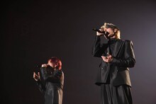 「Treasure」を披露する本田康祐と浦野秀太。