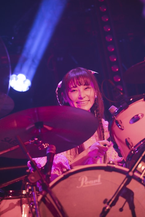 RINA（Dr, Vo）（Photo by Takeshi Yao）