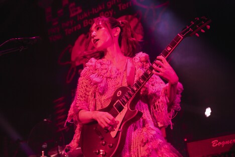 MAMI（G, Vo）（Photo by Takeshi Yao）