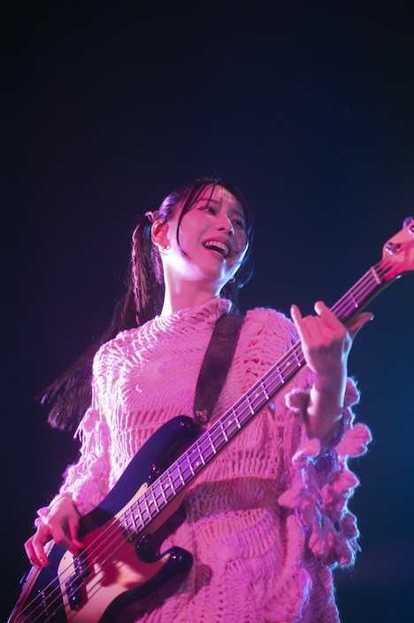 TOMOMI（B, Vo）（Photo by Takeshi Yao）