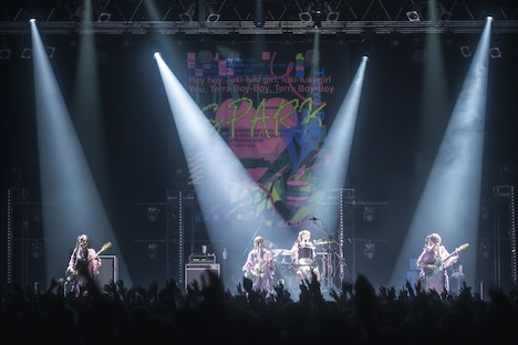 「LOVE, SPARK, JOY!」Zepp DiverCity（TOKYO）公演2日目の様子。（Photo by Takeshi Yao）