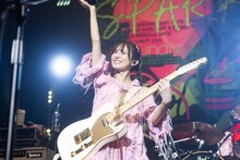 HARUNA（Vo, G）（Photo by Takeshi Yao）