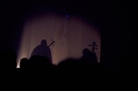 三味線の音と同時に、紗幕に大映しになった2人のシルエット。（Photo by AmonRyu）