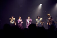 サンドウィッチマンを交えて和やかにトークを繰り広げるMONKEY MAJIK。（Photo by AmonRyu）