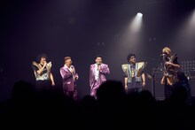 サンドウィッチマンを交えて和やかにトークを繰り広げるMONKEY MAJIK。（Photo by AmonRyu）