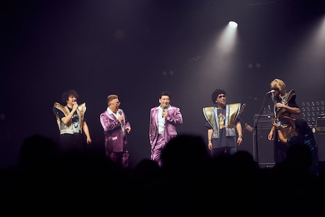 サンドウィッチマンを交えて和やかにトークを繰り広げるMONKEY MAJIK。（Photo by AmonRyu）