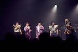 サンドウィッチマンを交えて和やかにトークを繰り広げるMONKEY MAJIK。(Photo by AmonRyu)