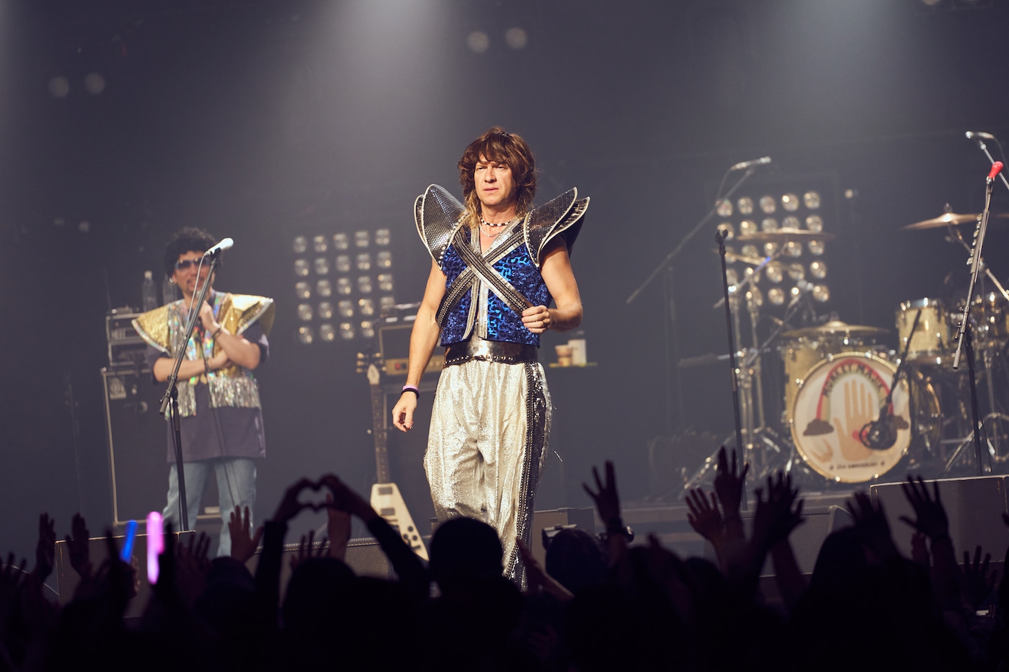 「ウマーベラス」の“フル装備”で登場したブレイズ（Vo, G）。（Photo by AmonRyu）
