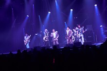 MONKEY MAJIKとサンドウィッチマンの「ウマーベラス」パフォーマンスの様子。（Photo by AmonRyu）